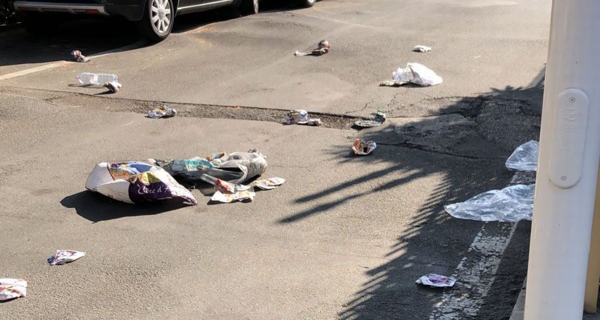 Abbandona questi rifiuti in strada a San Bartolomeo, pagherà una multa salata
