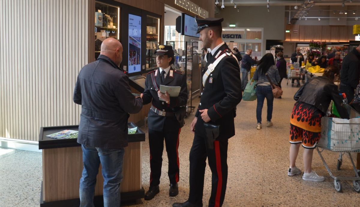 I Carabinieri di Alessandria vanno nei supermercati per spiegare agli