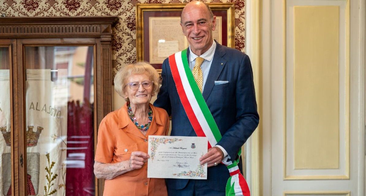 Adelaide Bergami da 65 passa le vacanze ad Alassio ed è stata premiata dal Sindaco Melgrati