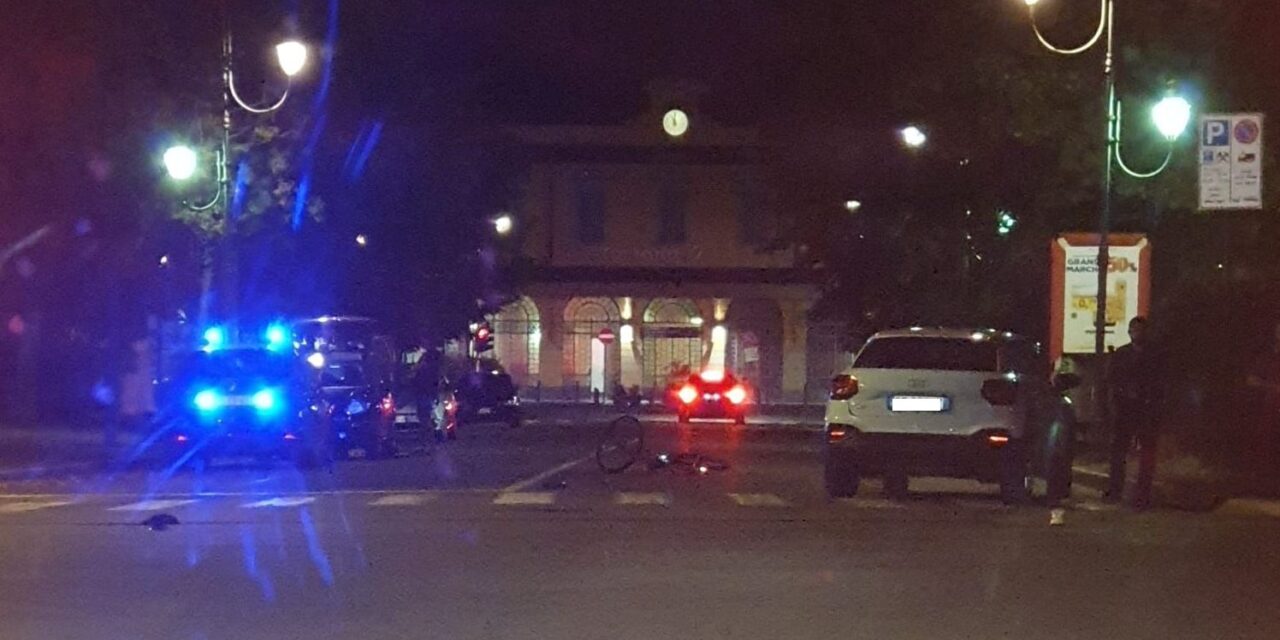 Scontro auto contro biciletta davanti alla stazione di Tortona