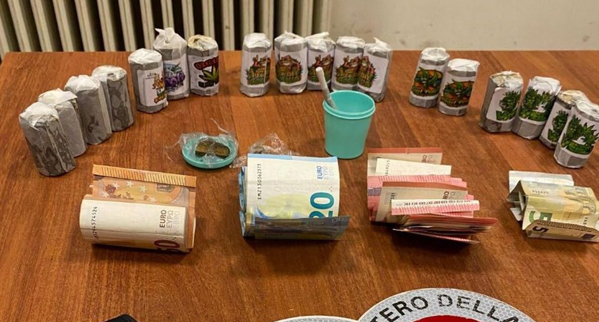 A Tortona un giovane italiano trovato con questi 18 cilindri di Hashish, arrestato dai Carabinieri