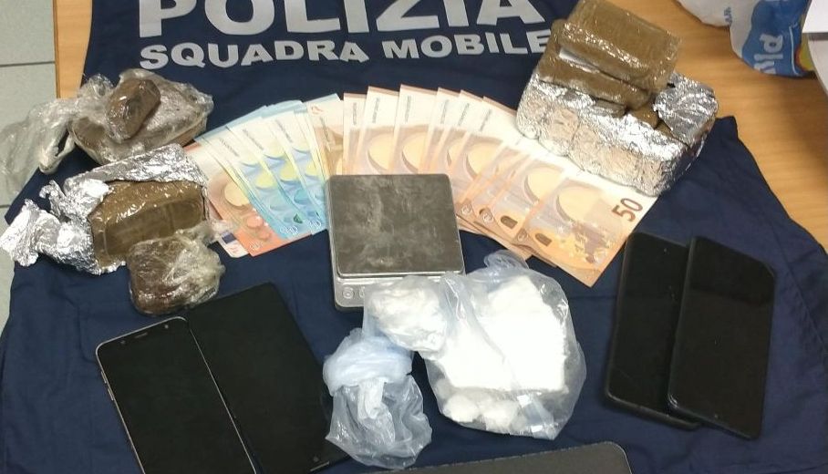 Novi Ligure: deteneva 1,2 kg di hashish e 240 grammi di cocaina in pietra. Arrestato dalla Polizia di Stato.