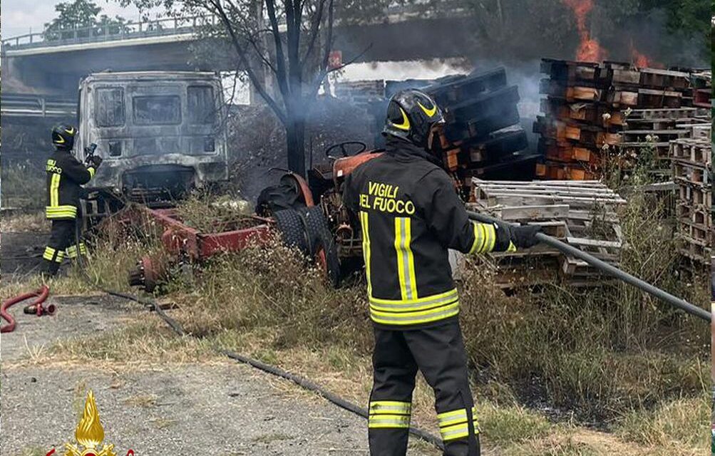 Brucia un capannone a Castellazzo Bormida, il fumo crea disagi anche in autostrada