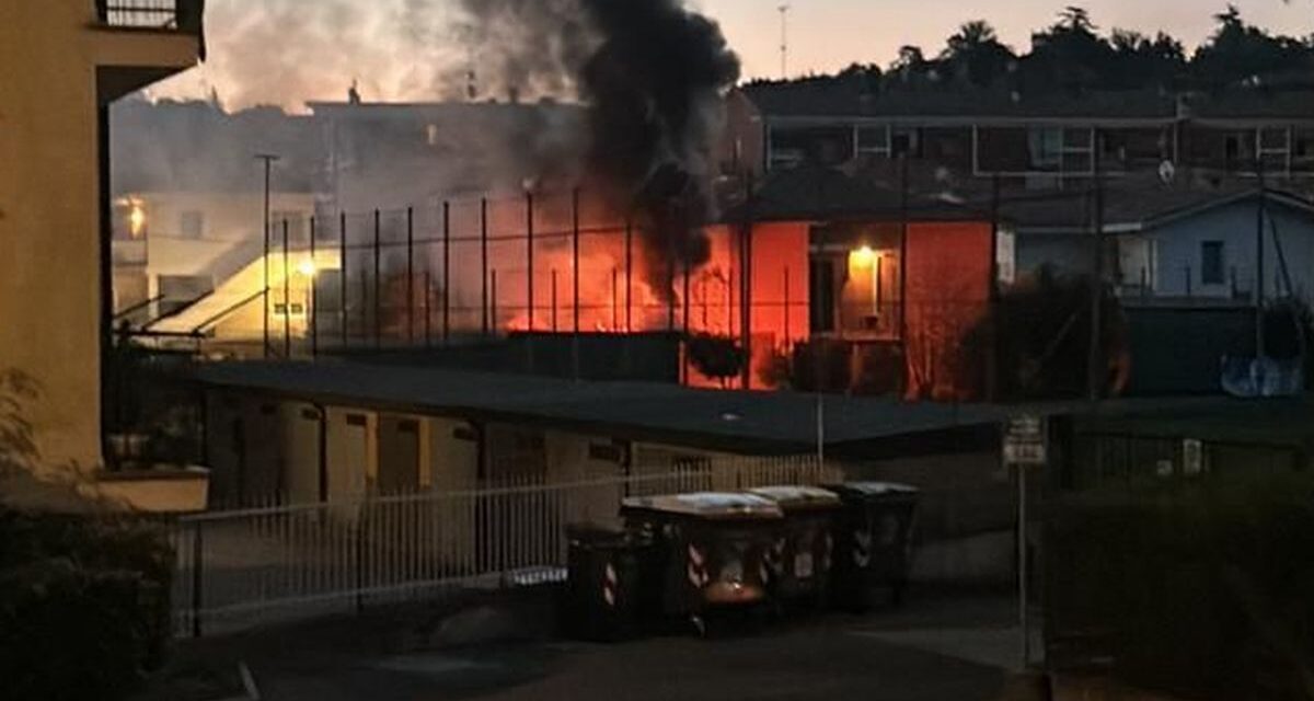 A Tortona va a fuoco questo garage, gravi i danni, ma i pompieri evitano il peggio