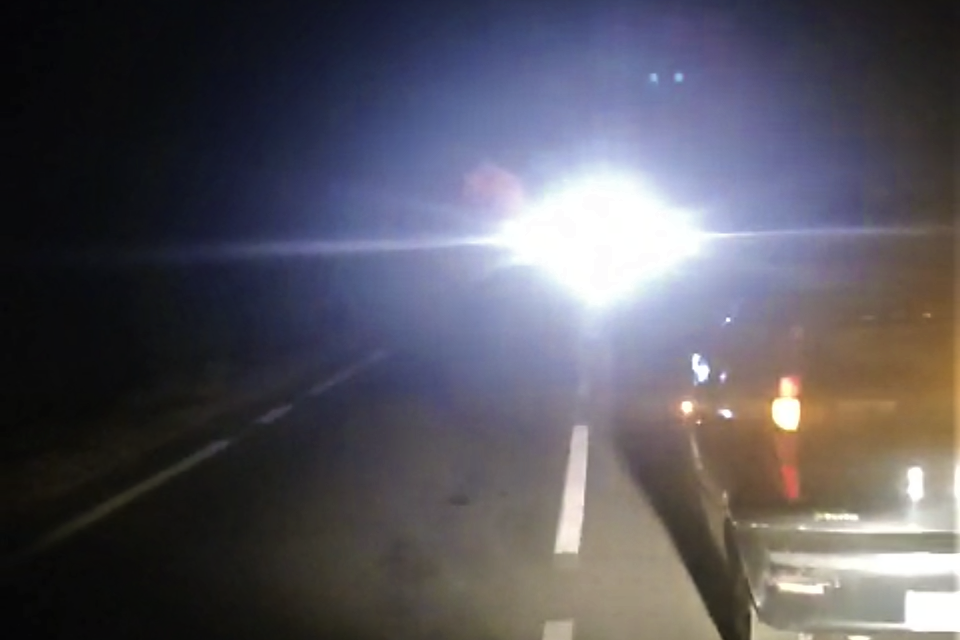 Questa auto elettrica prende improvvisamente fuoco sulla statale 10