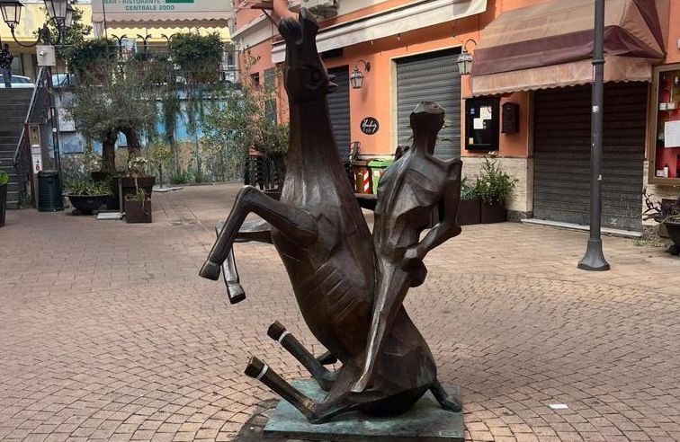 Ventimiglia, individuato l’autore del danneggiamento della scultura “Il cavaliere disarcionato”