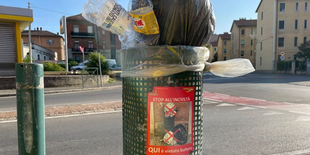 Gestione Ambiente invita a non mettere rifiuti nei cestini ma i tortonesi se ne fottono!