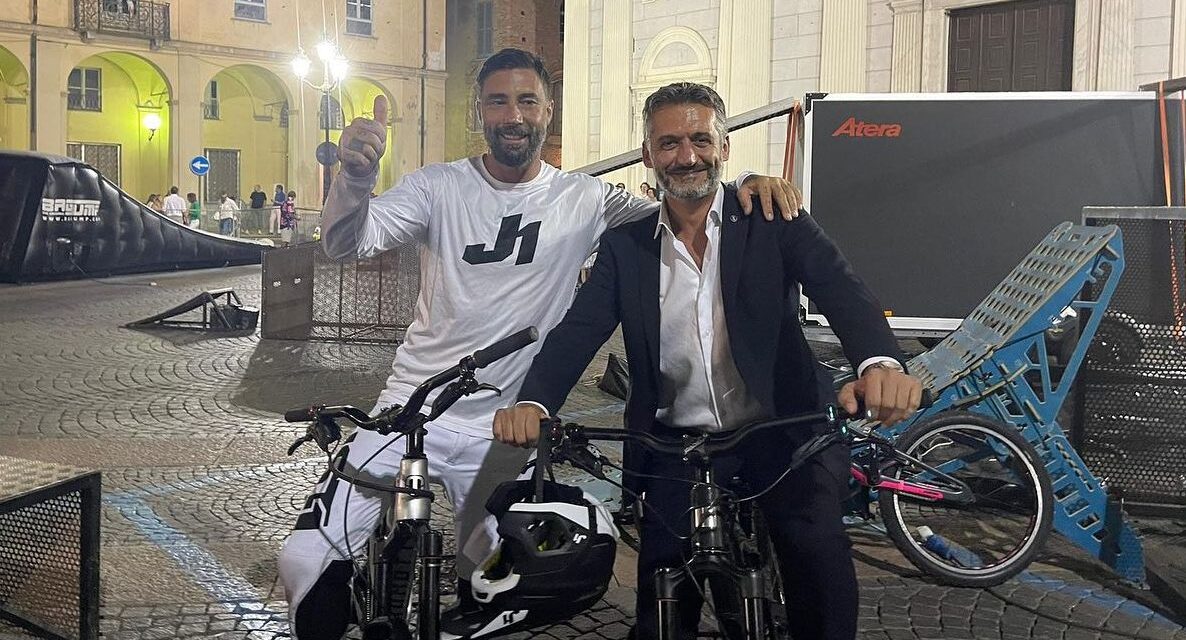 Un successo la Mezza Notte Bianca a Tortona con Brumotti e tanta gente in centro. Le immagini