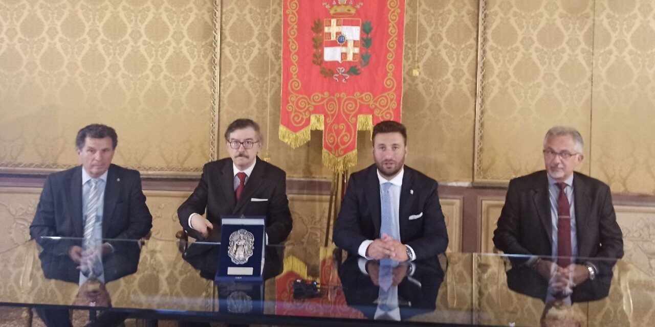 Il Medaglione dell’Arciconfraternita di Sant’Evasio al Sindaco di Casale Riboldi