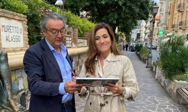 Dario Vergassola, Simona Bencini e Fabio Concato hanno firmato le piastrelle del Muretto di Alassio