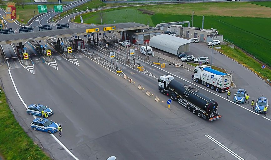 La Polstrada di Imperia blocca un imprenditore che guidava un camion con una falsa patente