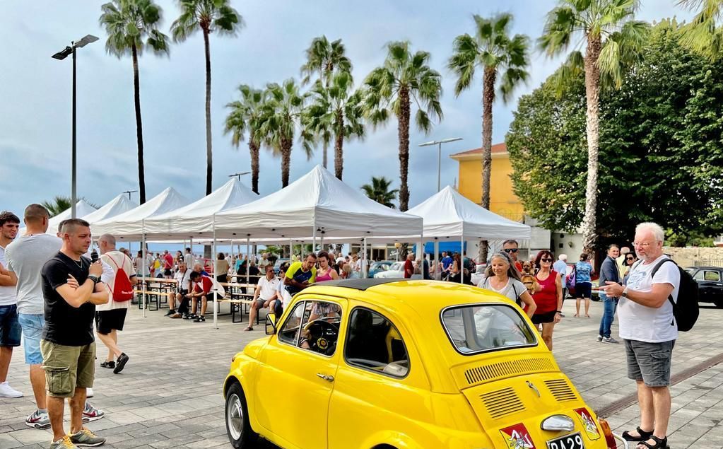 Un successo il raduno delle 500 nel Golfo Dianese, le immagini