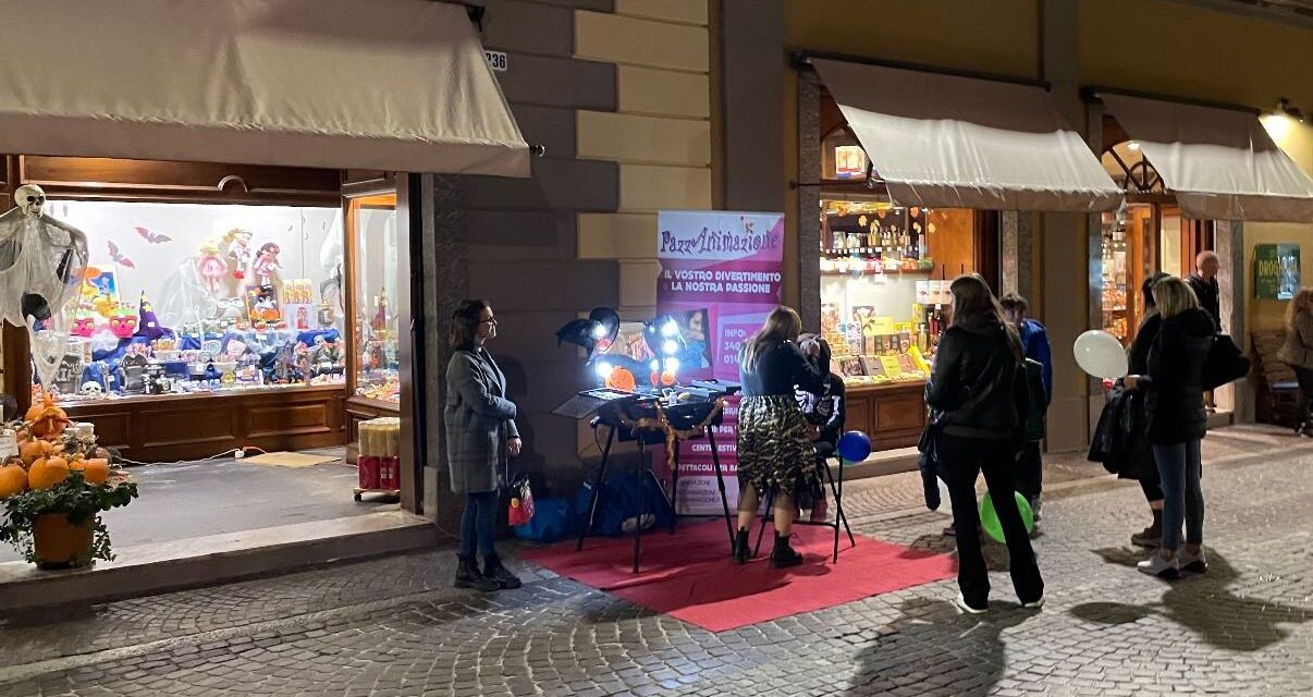 Tortona ha festeggiato Halloween con genitori e bambini che si sono dati appuntamento in centro