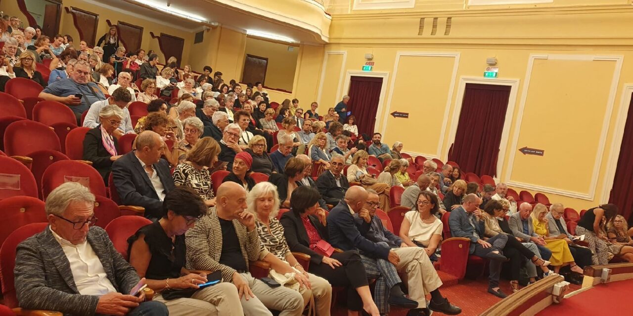 Applausi  a scena aperta al casinò di Sanremo per Giammarco Tognazzi in l’Onesto Fantasma.”