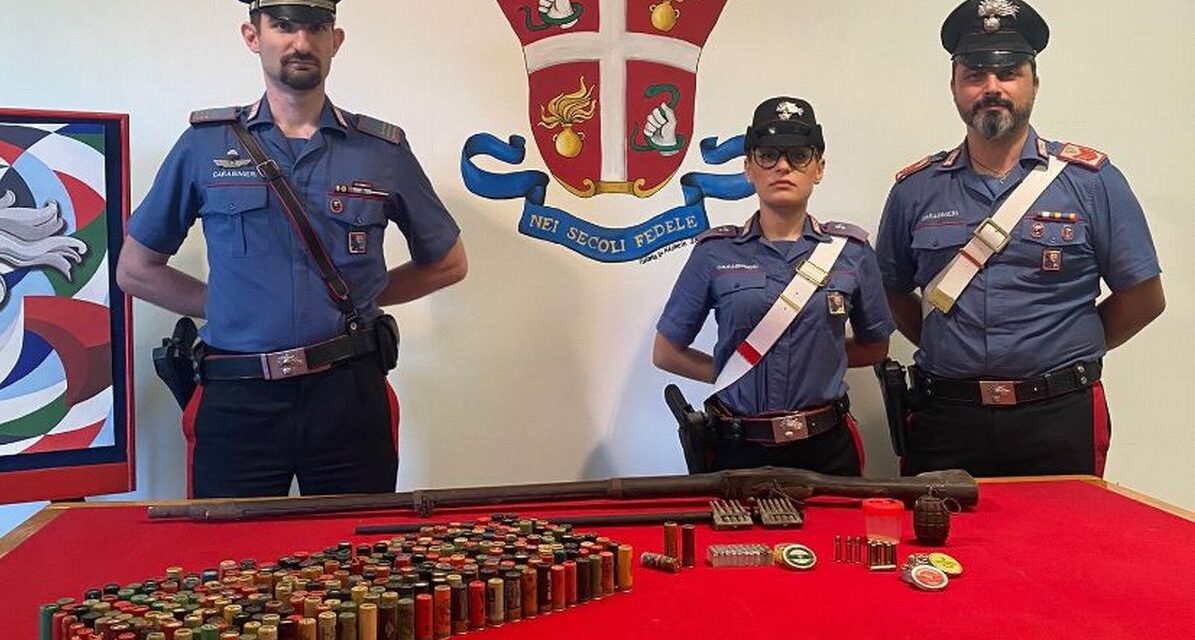 Nasconde in casa una bomba della 2^ Guerra Mondiale, queste armi e munizioni, arrestato a Sanremo