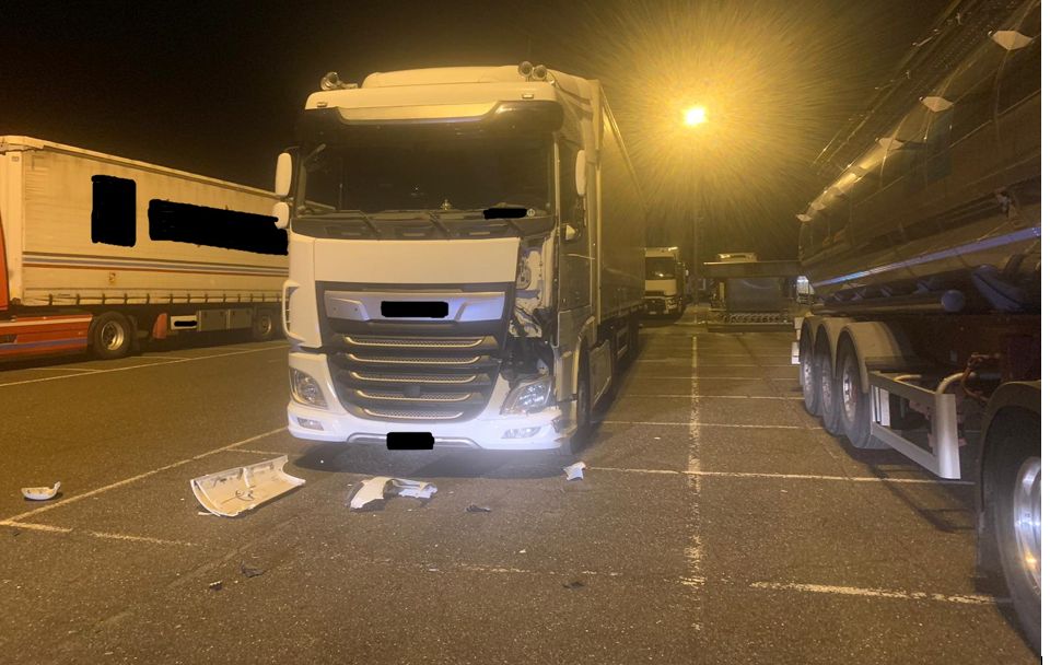 Nei pressi del centro abitato di Tortona camionista guida ubriaco questo Tir e provoca un incidente