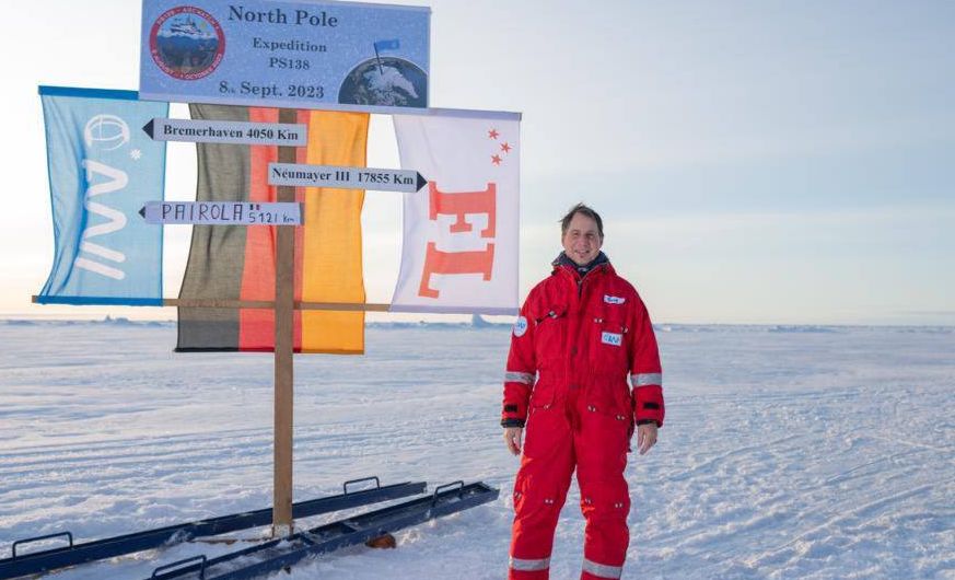 Al Polo Nord un cartello parla di  San Bartolomeo al mare grazie a Frank Otte
