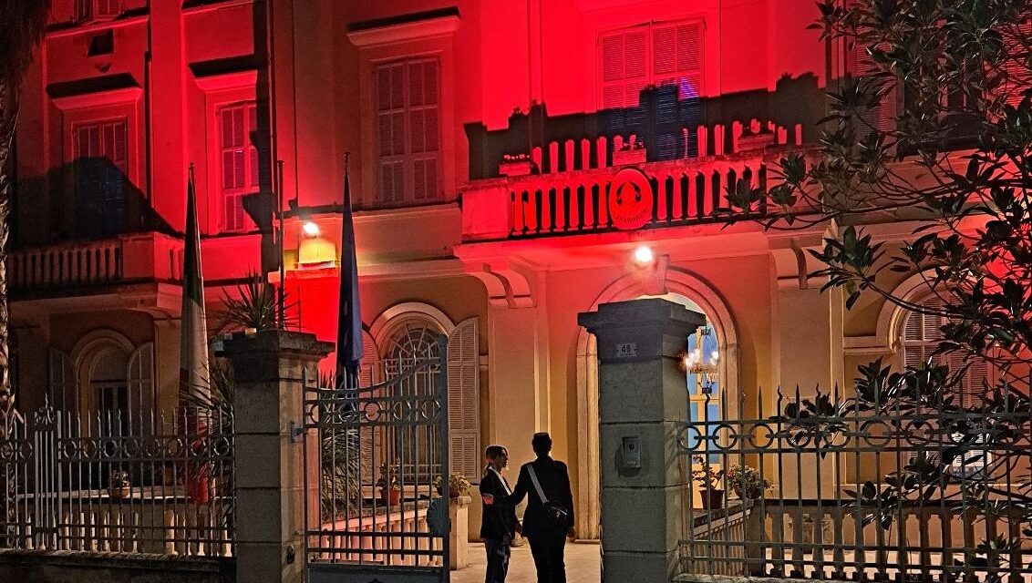 I Carabinieri di Imperia dicono no alla violenza di genere illuminando di arancione la caserma