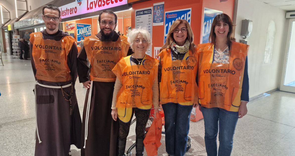 Oggi, sabato 18  a Tortona è stata fatta la spesa solidale  contro la povertà dilagante
