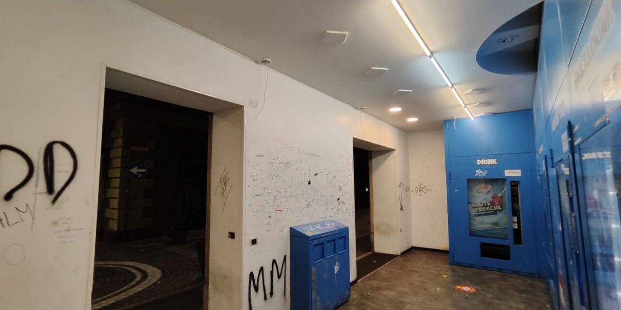 A Tortona preso d’assalto il locale coi distributori in piazza Gavino Lugano. Le immagini