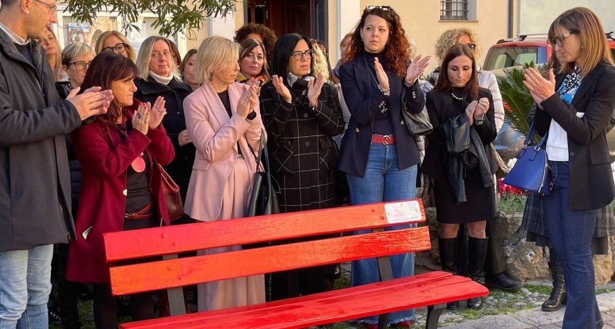 Inaugurata la panchina rossa a Diano Marina: “Facciamo  un minuto di silenzio poi tanto rumore sul problema”