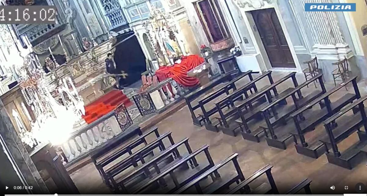 Il video di un marocchino che rompe le croci nelle chiese di Alessandria: espulso dalla Polizia