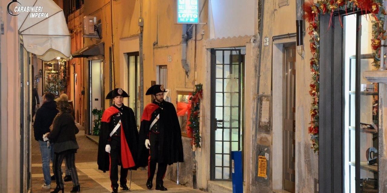 I Carabinieri di Imperia pattugliano il centro in grande uniforme per un’atmosfera più suggestiva