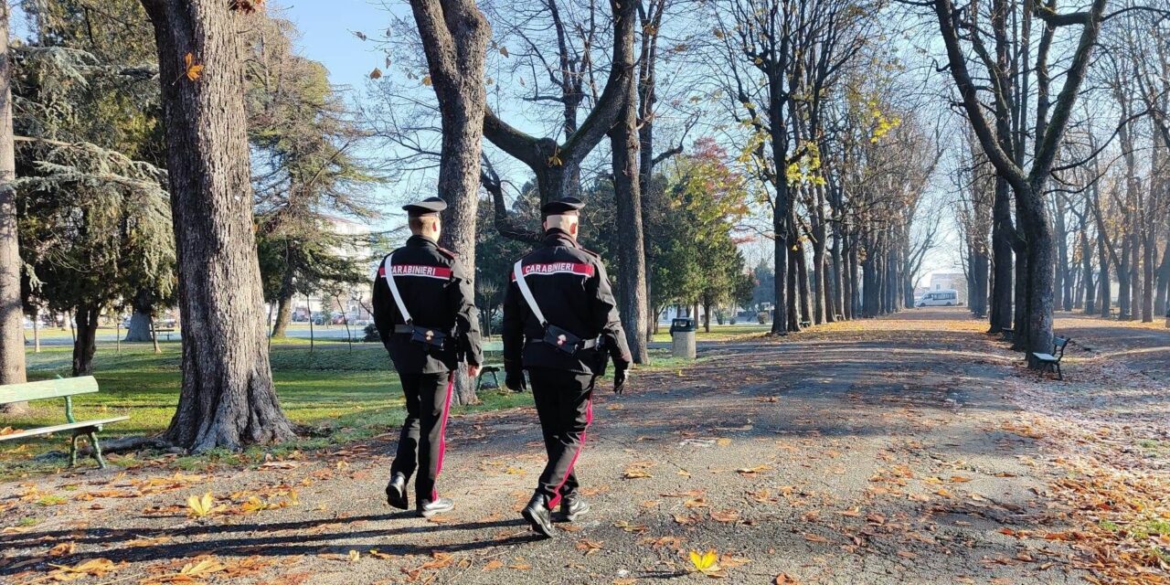 Si mostra nudo al passaggio di alcuni studenti alla stazione di Casale: denunciato un 28enne senzatetto