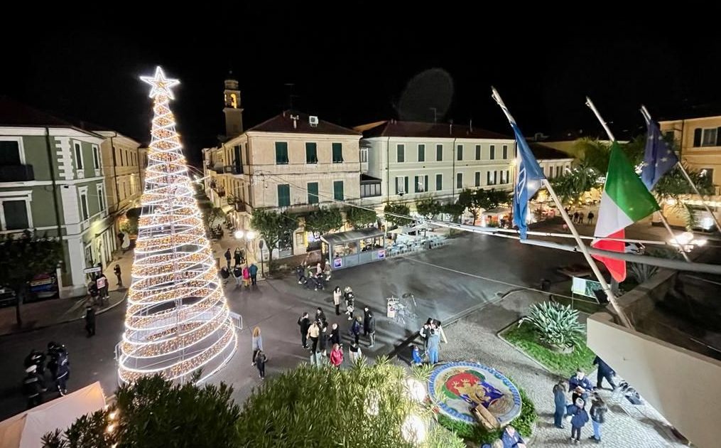 Accese le luminarie natalizie a Diano Marina. Le immagini