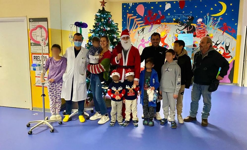 Il papà diventato Babbo Natale per ringraziare l’ospedale Infantile di Alessandria