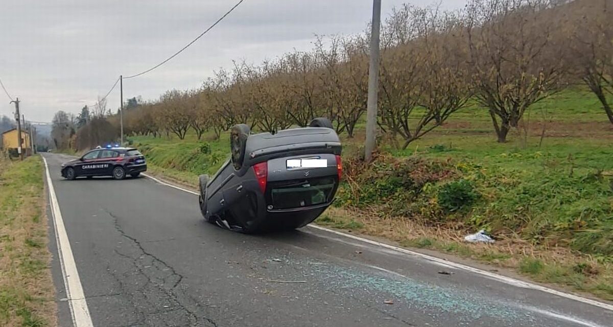 Incidente ad Ozzano Monferrato con quest’auto ribaltata, intervengono i Carabinieri