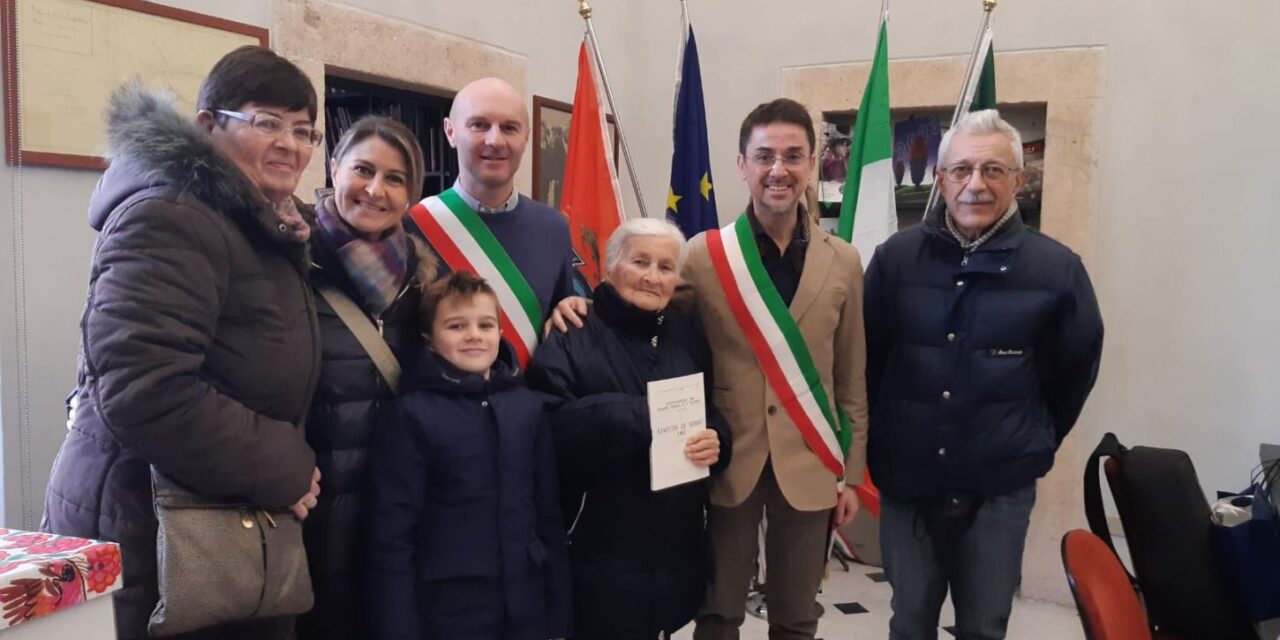 Da 60 anni in vacanza a Loano: il sindaco Lettieri incontra quattro generazioni di “turisti fedeli”