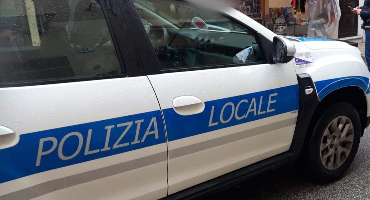 La Polizia di Diano Marina multa i genitori di 3 ragazzi in monopattino, un uomo ubriaco e 2 che chiedevano soldi