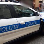 Fermato perché guidava telefonando, trascina con l’auto  un agente della Polizia locale di Novi Ligure