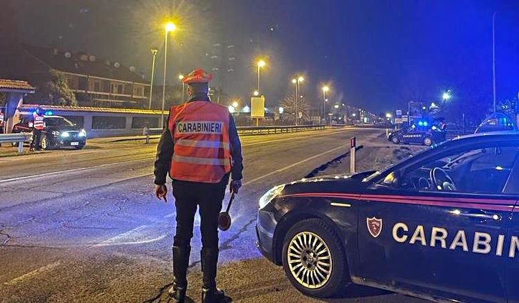 I Carabinieri di Alessandria lo fermano dopo la fuga e la resistenza: è in possesso di cocaina