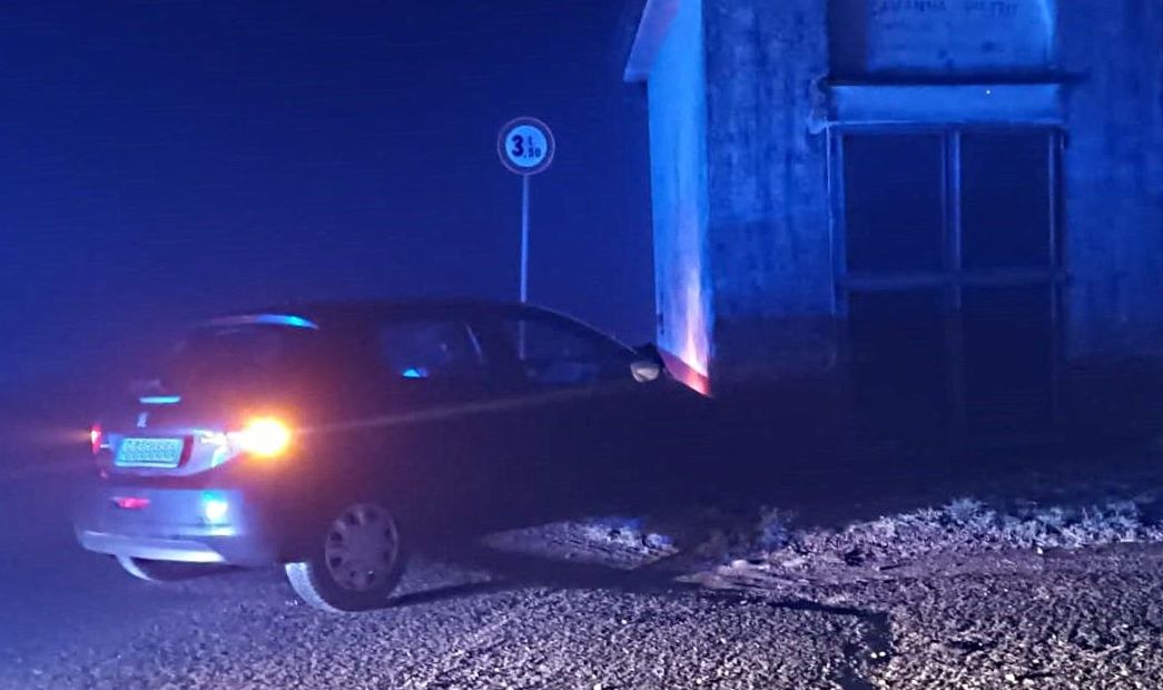 Nebbia fitta a Mandrogne e una donna che si reca al lavoro…