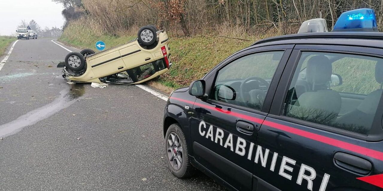 Si ribalta quest’auto a Rosignano Monferrato, intervengono i Carabinieri