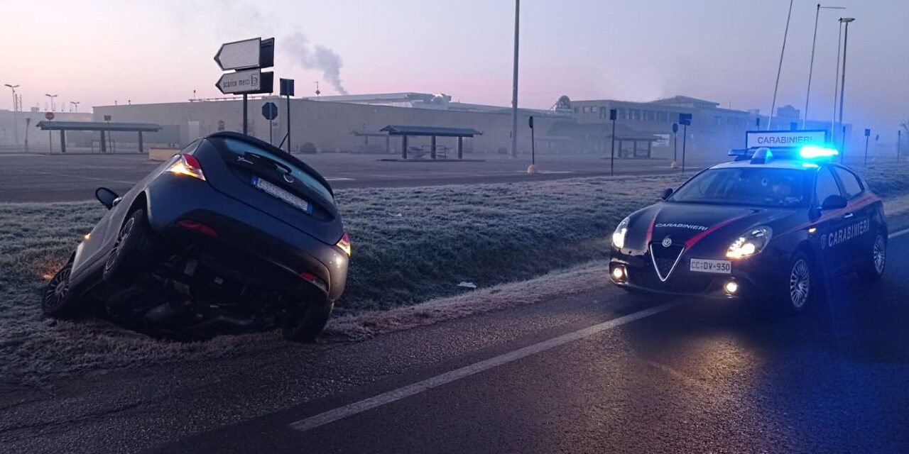 Buio, nebbia e fondo stradale viscido: quest’auto va fuori strada a Villanova Monferrato