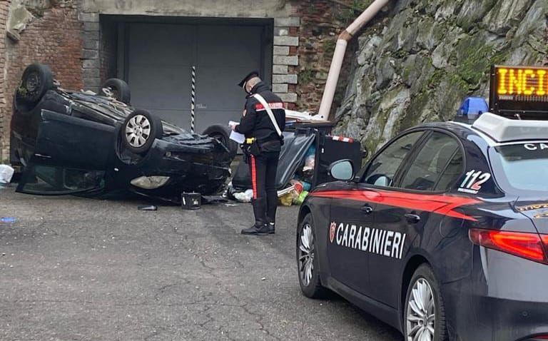 Esce di strada e finisce sotto il ponte a Casale Monferrato, lievemente ferito un uomo. Le immagini