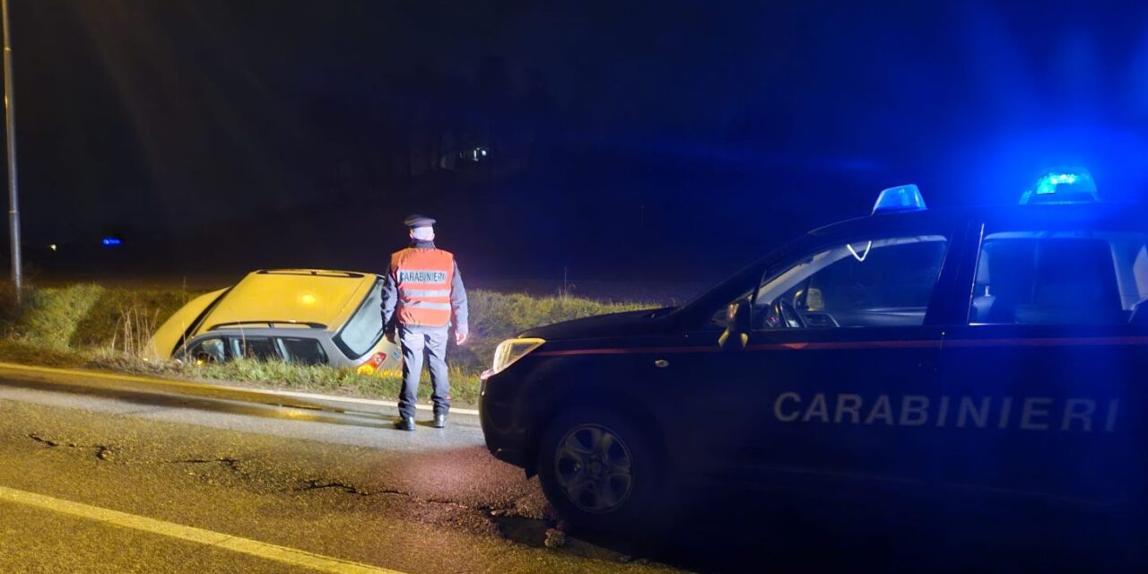 A Tortona una donna esce fuori strada con quest’auto in corso Pilotti nella notte