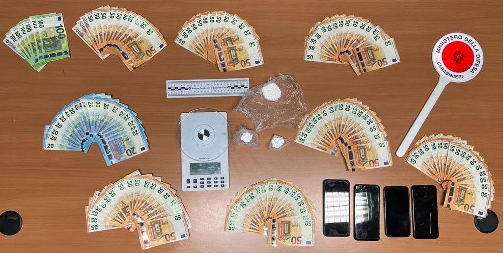 Questa cocaina e questi soldi nascosti nel seminterrato: spacciatore di Basaluzzo denunciato dai Carabinieri