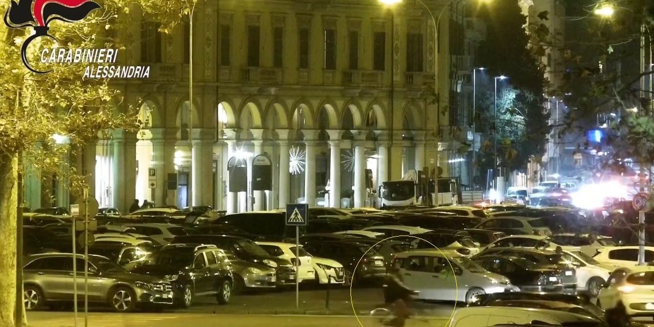 Alessandria, schiaffeggia e rapina un sedicenne vicino a  piazza Garibaldi. Il Video