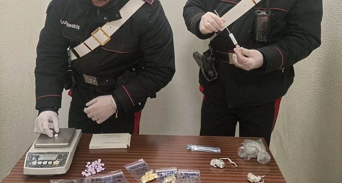 I Carabinieri sorprendono un pusher che vende droga in auto a Castelnuovo Scrivia e lo arrestano nei guai l’acquirente
