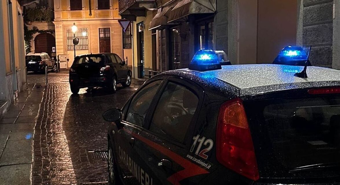 Tortona, alla guida dell’auto  va a sbattere contro la porta laterale della farmacia in piazza Duomo