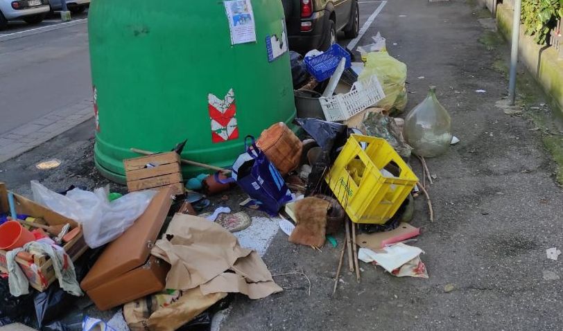 Scempio in via Visconti a Tortona: svuotano la cantina in strada, multati! E Gestione Ambiente fa gli straordinari