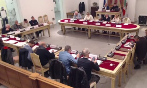 Tortona, dalla sicurezza stradale al futuro dell’ex gelateria “Dolce Vita”: tutte le decisioni del Consiglio Comunale