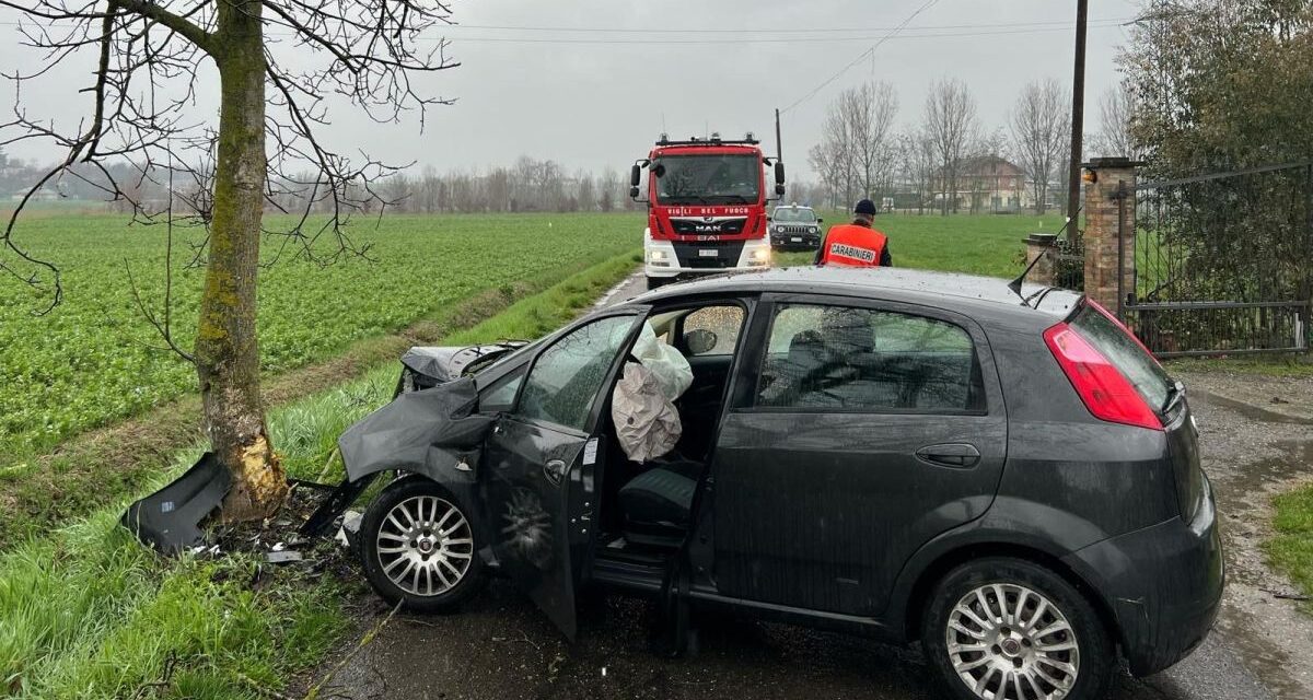 Incidente a Villaromagnano per quest’auto che va a sbattere contro un albero con due feriti