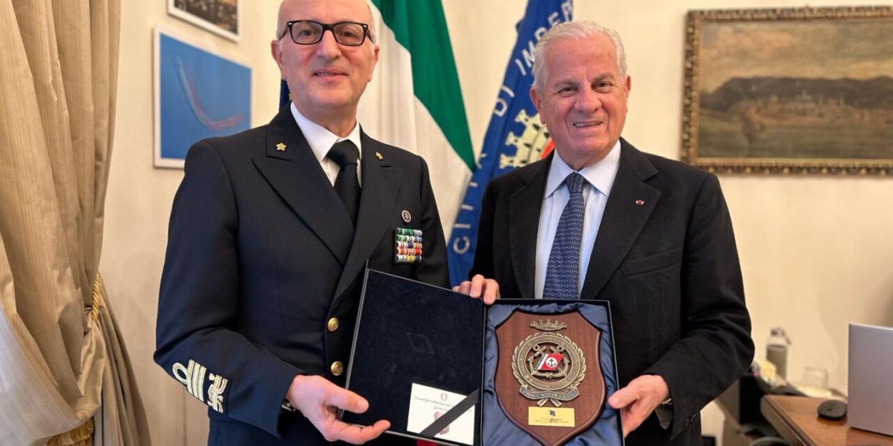 Imperia, visita dell’Ammiraglio Carlone a Palazzo Civico: l’hangar della Marina verso il passaggio al Comune