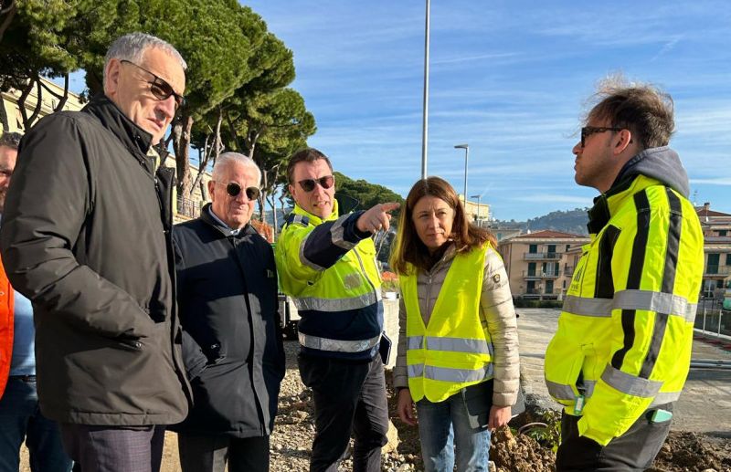 Imperia, sopralluogo del sindaco Scajola sul cantiere della pista ciclabile: “Lavoriamo per aprire la tratta fino alla stazione di Porto Maurizio”