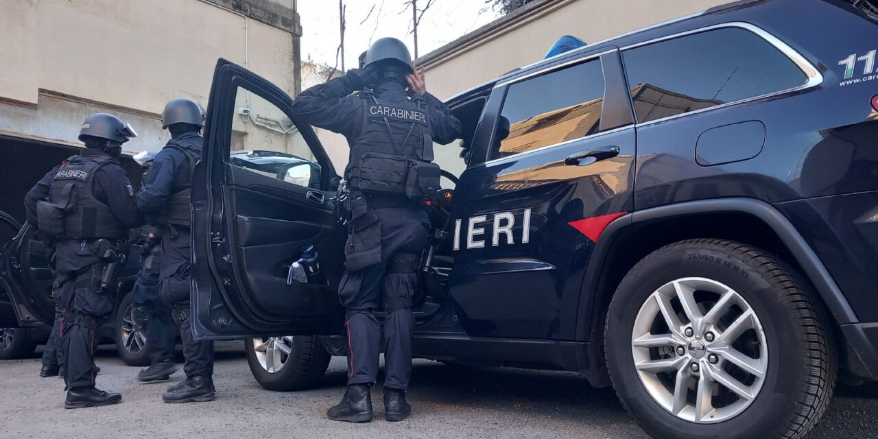 Paura al centro ippico di Alessandria per un uomo che  molesta i clienti e armato di coltello…